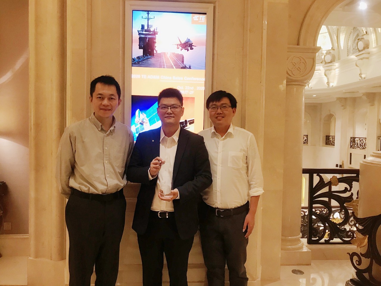 图片从左至右，Miles Zhang, TE Connectivity AD&M中国区客户经理；Michael Pan, TTI美德电子华中华北区区域销售副总裁；Seaman Luo, TTI美德电子华中华北区产品经理